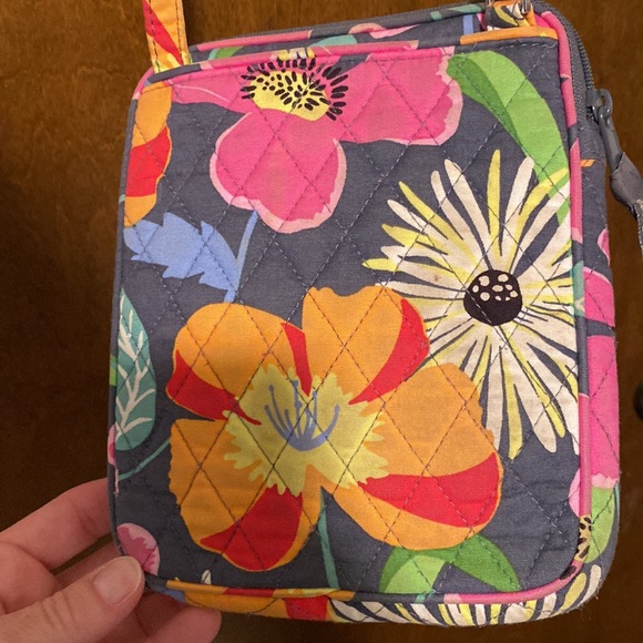 VERA BRADLEY floral adjustable crossbody purse. Pockets everywhere! Pretty!! - Picture 2 of 16